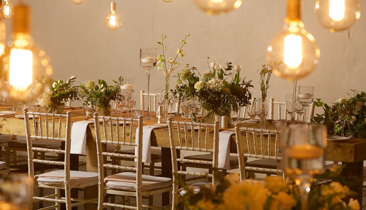 Event table with flowers and lamps